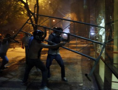 Εκτεταμένα επεισόδια στη Παραγουάη: Διαδηλωτές εισέβαλαν στο Κογκρέσο και τα έκαναν γυαλιά καρφιά (φωτό, βίντεο)